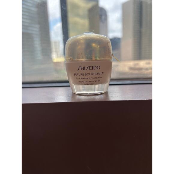 Shiseido Future Solution LX Total Radiance Foundation SPF 20 - Picture 1 of 3